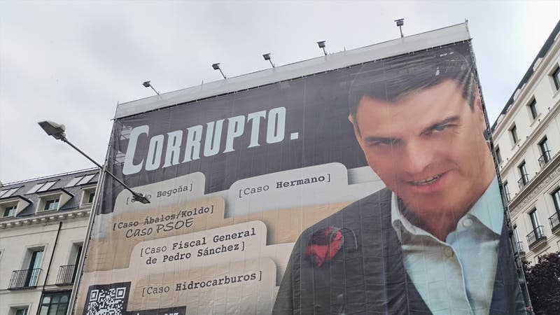 La jueza acepta el personamiento de Pedro Sánchez como acusación particular contra Hazte Oír por la lona colgada frente al Congreso
